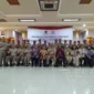 Keterangan foto : Kepala Perwakilan Ombudsman RI Perwakilan Jakarta Raya, Dedy Irsan bersama Kepala Ombudsman RI Perwakilan Provinsi Jawa Barat, Dan Satriana menyerahkan hasil penilaian kepatuhan standar pelayanan publik tahun 2023, Rabu (20/12/2023)