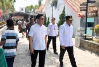 Keterangan foto : Kalapas Cirebon, Yan Rusmanto bersama Direktur PT.AVA, Vincentius Amin Sutanto dan Ketua Koperasi Lapas Cirebon, Suryanto beserta jajaran, (Rabu, 20/12/2023)