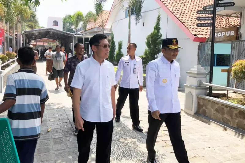Keterangan foto : Kalapas Cirebon, Yan Rusmanto bersama Direktur PT.AVA, Vincentius Amin Sutanto dan Ketua Koperasi Lapas Cirebon, Suryanto beserta jajaran, (Rabu, 20/12/2023) 