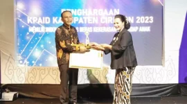 Keterangan foto : Kepala Lapas Cirebon Terima Penghargaan KPAID di wilayah Kabupaten Cirebon, (Rabu, 20/12/2023) 