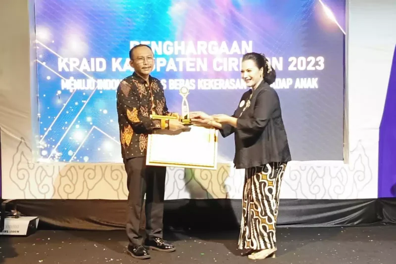Keterangan foto : Kepala Lapas Cirebon Terima Penghargaan KPAID di wilayah Kabupaten Cirebon, (Rabu, 20/12/2023) 