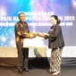 Keterangan foto : Kepala Lapas Cirebon Terima Penghargaan KPAID di wilayah Kabupaten Cirebon, (Rabu, 20/12/2023) 
