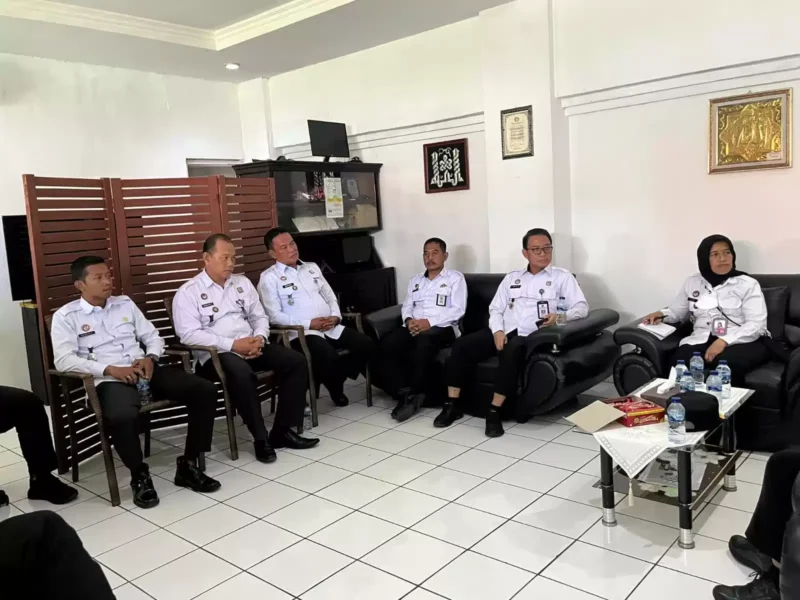 Keterangan foto : Kepala Lapas Cirebon Yan Rusmanto berikan arahan pada jajaran struktural, (Kamis, 21/12/2023) 