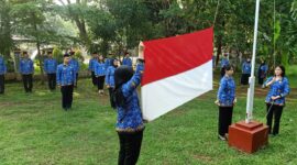 Keterangan foto : Petugas Bapas Subang Kibarkan Bendera Sang Saka merah putih peringati hari Ibu ke-95 Tahun 2023,(Jumat, 22/12/2023) 