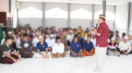 Keterangan foto : Kasi Bimkemas Sunoto berikan pengarahan pada warga binaan Pemasyarakatan lapas Cirebon, (Sabtu, 23/12/2023) 