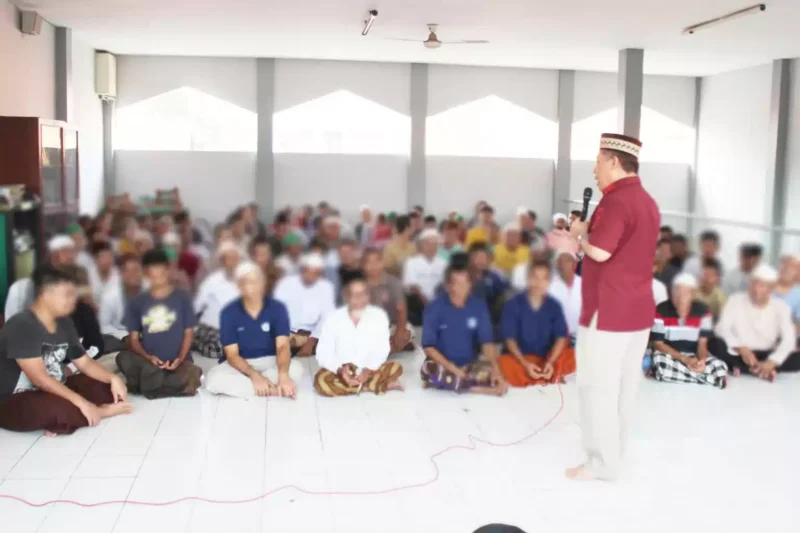 Keterangan foto : Kasi Bimkemas Sunoto berikan pengarahan pada warga binaan Pemasyarakatan lapas Cirebon, (Sabtu, 23/12/2023) 