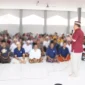 Keterangan foto : Kasi Bimkemas Sunoto berikan pengarahan pada warga binaan Pemasyarakatan lapas Cirebon, (Sabtu, 23/12/2023) 