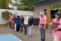 Keterangan foto : Peringati hari ibu ke 95 Kegiatan tersebut bertempat di Lapangan Parkir Mobil Pegawai Kantor Pertanahan Kota Administrasi Jakarta Barat, Jumat (22/12/2023)