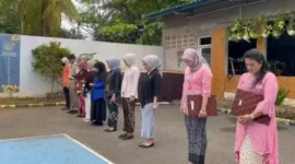 Keterangan foto : Peringati hari ibu ke 95 Kegiatan tersebut bertempat di Lapangan Parkir Mobil Pegawai Kantor Pertanahan Kota Administrasi Jakarta Barat, Jumat (22/12/2023)
