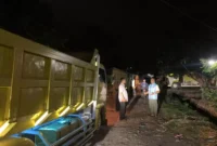 Keterangan foto : Ketua Dewan Perwakilan Rakyat Daerah (DPRD) Kabupaten Pandeglang Tb Udi Juhdi memberikan bantuan berupa 10 unit dump truck batu belah diruas jalan Kubang Kampil-Patia, Minggu (25/12/2023)