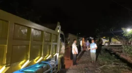 Keterangan foto : Ketua Dewan Perwakilan Rakyat Daerah (DPRD) Kabupaten Pandeglang Tb Udi Juhdi memberikan bantuan berupa 10 unit dump truck batu belah diruas jalan Kubang Kampil-Patia, Minggu (25/12/2023)