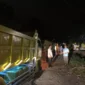 Keterangan foto : Ketua Dewan Perwakilan Rakyat Daerah (DPRD) Kabupaten Pandeglang Tb Udi Juhdi memberikan bantuan berupa 10 unit dump truck batu belah diruas jalan Kubang Kampil-Patia, Minggu (25/12/2023)