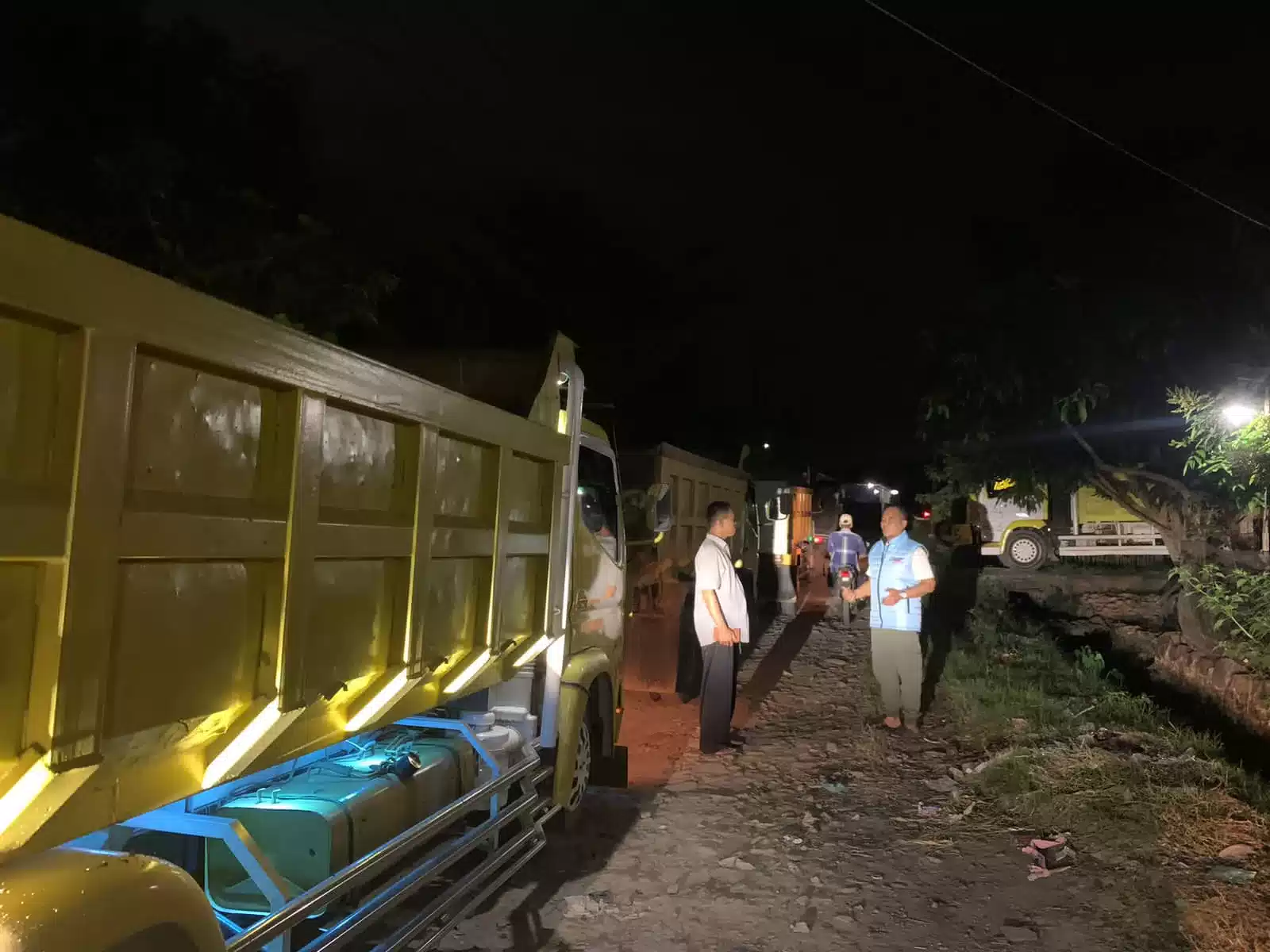 Udi Juhdi Peduli Jalan Rusak Lewat Bantuan 10 Dump Truck Untuk Warga Patia 