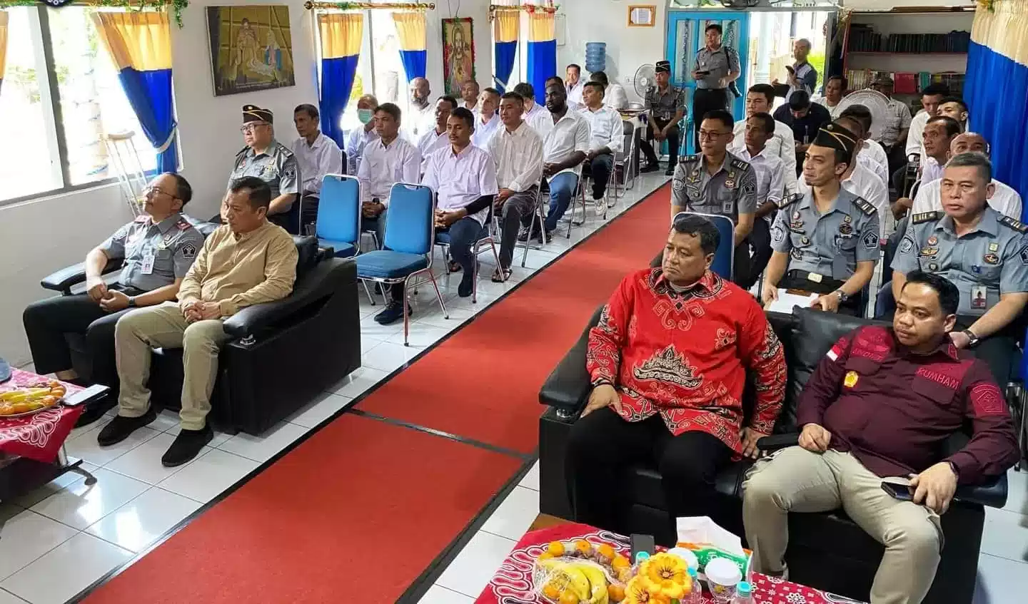 Dirjen Kemenkumham Serahkan Remisi Khusus Natal Pada 22 Warga Binaan Nasrani Lapas Cirebon