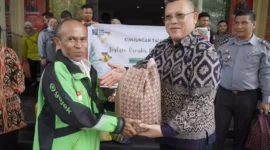 Keterangan foto : Persatuan Oikumene Kanwil Kemenkumham Kalimantan Barat melaksanakan kegiatan Kunjungan Tali Kasih ke sejumlah Panti Asuhan di Kota Pontianak dan Kabupaten Kubu Raya. Sabtu (23/12)