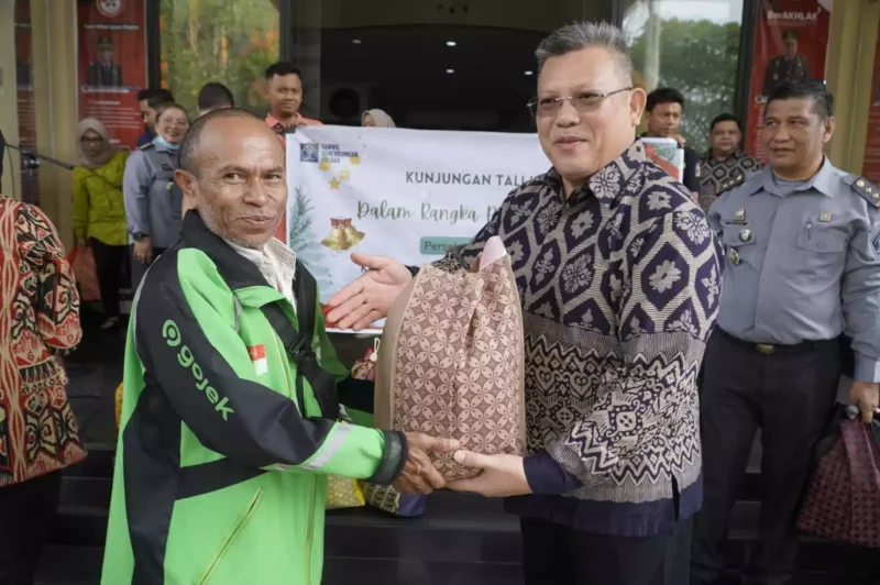 Keterangan foto : Persatuan Oikumene Kanwil Kemenkumham Kalimantan Barat melaksanakan kegiatan Kunjungan Tali Kasih ke sejumlah Panti Asuhan di Kota Pontianak dan Kabupaten Kubu Raya. Sabtu (23/12)