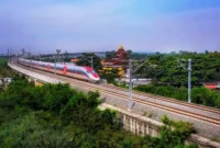 Keterangan foto : Sejak promo destinasi menggunakan tiket Kereta Cepat Whoosh diluncurkan pada Oktober 2023, lebih dari 30 ribu penumpang telah memanfaatkan program tersebut, Senin (25/12/2023)