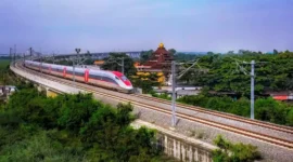 Keterangan foto : Sejak promo destinasi menggunakan tiket Kereta Cepat Whoosh diluncurkan pada Oktober 2023, lebih dari 30 ribu penumpang telah memanfaatkan program tersebut, Senin (25/12/2023)