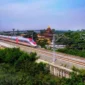 Keterangan foto : Sejak promo destinasi menggunakan tiket Kereta Cepat Whoosh diluncurkan pada Oktober 2023, lebih dari 30 ribu penumpang telah memanfaatkan program tersebut, Senin (25/12/2023)