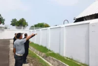 Keterangan foto : Jajaran pengamanan lapas Cirebon deteksi dini gangguan Kamtib Brandgang dan drainase, (Rabu, 27/12/2023)
