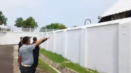 Keterangan foto : Jajaran pengamanan lapas Cirebon deteksi dini gangguan Kamtib Brandgang dan drainase, (Rabu, 27/12/2023) 
