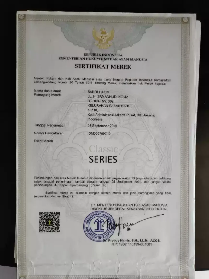 Keterangan foto : Diduga tak memiliki izin atas merek dagang Classic Series berupa alat cukur, dari Direktur Jendral Hak Atas Kekayaan Intelektual (HAKI) pada Kementerian Hukum dan HAM RI, Rabu (27/12/2023)