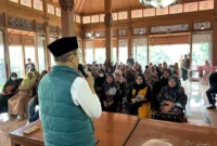 Jubir Timnas AMIN, KH Maman Imanulhaq melantik ratusan jubir emak-emak di Sumedang.