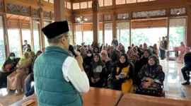 Jubir Timnas AMIN, KH Maman Imanulhaq melantik ratusan jubir emak-emak di Sumedang.