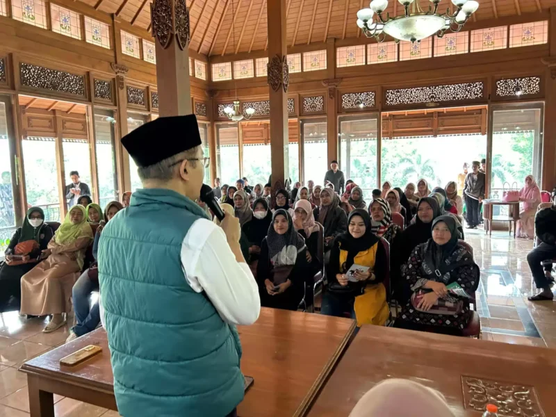 Jubir Timnas AMIN, KH Maman Imanulhaq melantik ratusan jubir emak-emak di Sumedang.