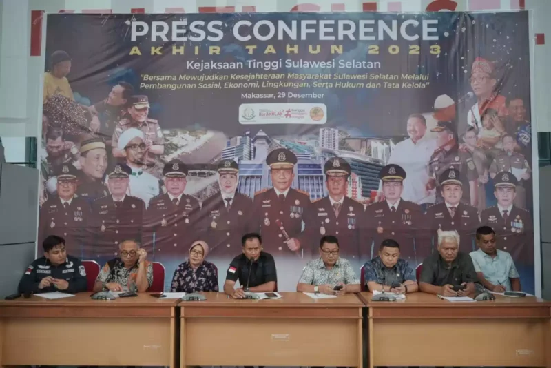 Keterangan foto : Wakil Kepala Kejaksaan Tinggi (Wakajati) Sulsel, Zet Tadung Allo dalam rilis akhir tahunnya, Jumat (29/12/2023)