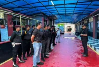 Keterangan foto : Kepala Lapas Narkotika Kelas IIA Gunung Sindur Dedy Cahyadi, bersama Tim Satuan Operasional Kepatuhan Internal Pemasyarakatan (Satops Patnal) melaksanakan kontrol keliling (trolling) area Lapas, Minggu (30/12/2023)