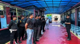 Keterangan foto : Kepala Lapas Narkotika Kelas IIA Gunung Sindur Dedy Cahyadi, bersama Tim Satuan Operasional Kepatuhan Internal Pemasyarakatan (Satops Patnal) melaksanakan kontrol keliling (trolling) area Lapas, Minggu (30/12/2023)