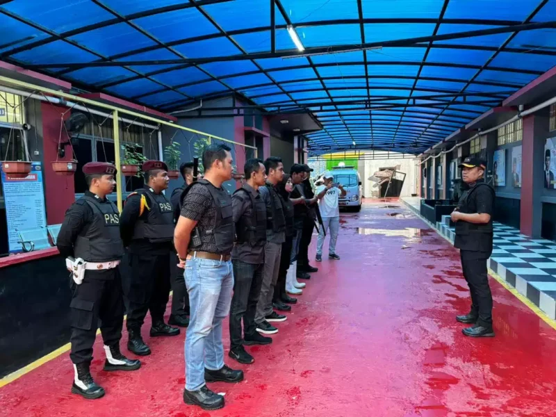 Keterangan foto : Kepala Lapas Narkotika Kelas IIA Gunung Sindur Dedy Cahyadi, bersama Tim Satuan Operasional Kepatuhan Internal Pemasyarakatan (Satops Patnal) melaksanakan kontrol keliling (trolling) area Lapas, Minggu (30/12/2023)