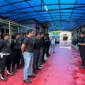 Keterangan foto : Kepala Lapas Narkotika Kelas IIA Gunung Sindur Dedy Cahyadi, bersama Tim Satuan Operasional Kepatuhan Internal Pemasyarakatan (Satops Patnal) melaksanakan kontrol keliling (trolling) area Lapas, Minggu (30/12/2023)