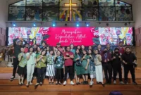 Keterangan foto : Kepala Sekolah SMPK 4 PENABUR Jakarta Debbie Paskawaty beserta Para Guru dan panitia pelaksana Perayaan ibadah Natal tahun 2023,(TerasMedia/Foto)