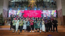 Keterangan foto : Kepala Sekolah SMPK 4 PENABUR Jakarta Debbie Paskawaty beserta Para Guru dan panitia pelaksana Perayaan ibadah Natal tahun 2023,(TerasMedia/Foto) 