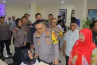 Keterangan foto : Kapolda Lampung, Irjen Pol Helmy Santika menyempatkan diri membantu penyandang disabilitas mengakses layanan di kantor setempat, Sabtu (29/12/2023)