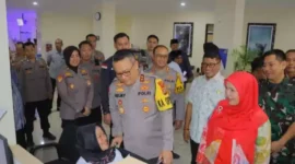 Keterangan foto : Kapolda Lampung, Irjen Pol Helmy Santika menyempatkan diri membantu penyandang disabilitas mengakses layanan di kantor setempat, Sabtu (29/12/2023) 