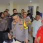 Keterangan foto : Kapolda Lampung, Irjen Pol Helmy Santika menyempatkan diri membantu penyandang disabilitas mengakses layanan di kantor setempat, Sabtu (29/12/2023) 