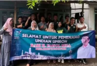 Keterangan foto : Nasib baik didapat Nima seorang pedagang rujak asal Desa Sidomulyo Kecamatan Kotaanyar Kabupaten Probolinggo mendapat hadiah umroh pada puncak 1 Abad NU dari Ketua Komisi VI DPR RI Faisol Riza, Minggu (3/12/2023)