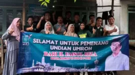 Keterangan foto : Nasib baik didapat Nima seorang pedagang rujak asal Desa Sidomulyo Kecamatan Kotaanyar Kabupaten Probolinggo mendapat hadiah umroh pada puncak 1 Abad NU dari Ketua Komisi VI DPR RI Faisol Riza, Minggu (3/12/2023)