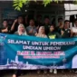 Keterangan foto : Nasib baik didapat Nima seorang pedagang rujak asal Desa Sidomulyo Kecamatan Kotaanyar Kabupaten Probolinggo mendapat hadiah umroh pada puncak 1 Abad NU dari Ketua Komisi VI DPR RI Faisol Riza, Minggu (3/12/2023)
