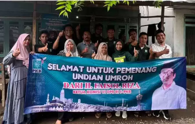 Isak Tangis Penjual Rujak Dapat Hadiah Umroh dari Politisi PKB Faisol Riza I Teras Media