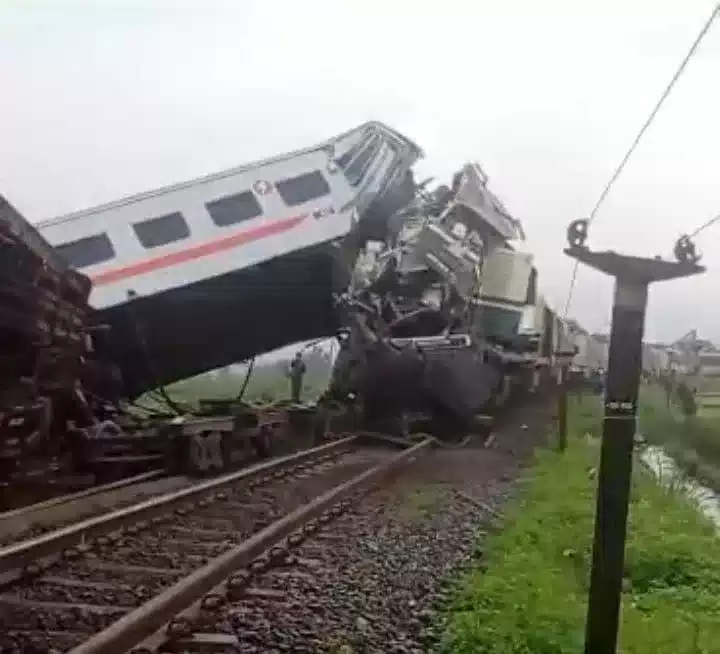 Ngeri, Kereta Turangga Adu Banteng dengan Kereta Lokal Bandung Raya