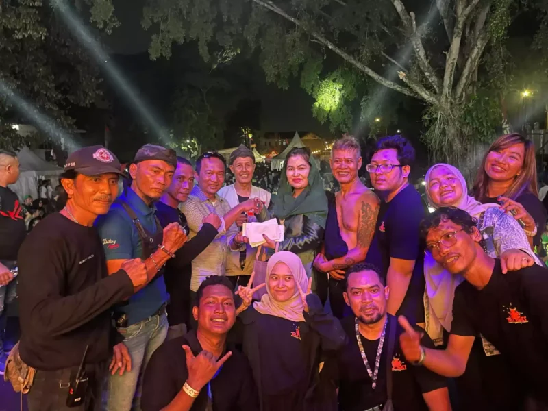 Keterangan foto : Camellia Panduwinata atau yang lebih dikenal dengan Teh Camel dilaporkan ke Bawaslu Bogor atas dugaan pelanggaran Pemilu, yakni pembagian uang dan sembako.