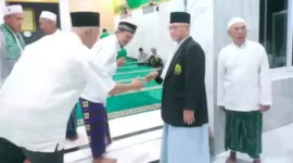 Ketetangan foto : Pimpinan Majelis Zikir Zulfaqar Indonesia, KH. Ikram bin Ahmad menanggapi dugaan kriminalisasi terhadap kegiatan santunan anak yatim oleh Calon Legislatif DPR RI Dapil 3 Jabar, Camellia Panduwinata.
