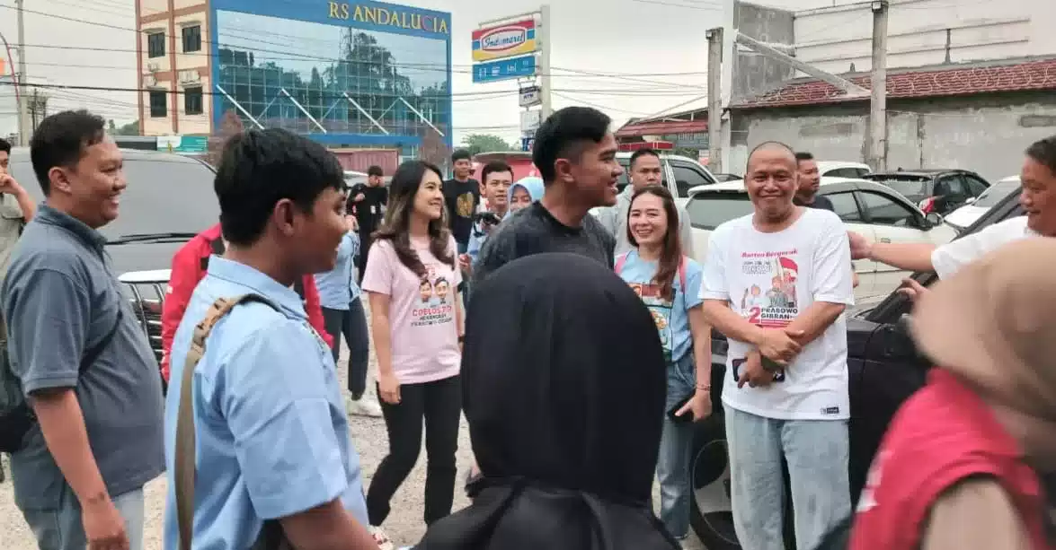 Kaesang Ngopi Pagi dan Sarapan Bareng Relawan Jokowi di Banten