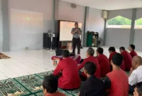 Keterangan foto : Pegawai dan Warga Binaan Lapas Cirebon yang Menjadi Universitas Muhamadiyah Ikuti Pesantren sebagai Syarat kelulusan, (Senin, 8/1/2024)