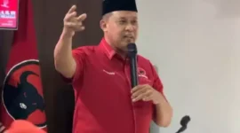 Keterangan foto : Ketua DPC PDI Perjuangan Kota Bekasi Tri Adhianto mengatakan PDI Perjuangan merupakan partai  terus berjuang bersama rakyat demi menegakan panji - panji keadilan dalam spirit nafas demokrasi, Jumat (12/1/2024)