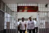 Keterangan foto : Kakanwil Kemenkumham Jabar R. Andika Prasetya didampingi oleh Kalapas Narkotika Kelas IIA Gunung Sindur Dedy Cahyadi, meninjau langsung peningkatan sarana dan prasarana layanan publik yang ada, Jumat (12/1/2024)